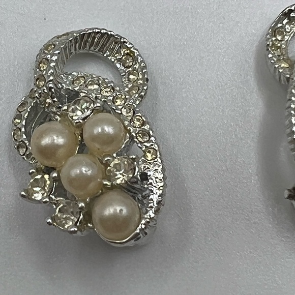 VINTAGE Faux Pearl and Rhinestone‎ Silver Tone Clip On Earrings - Picture 4 of 8
